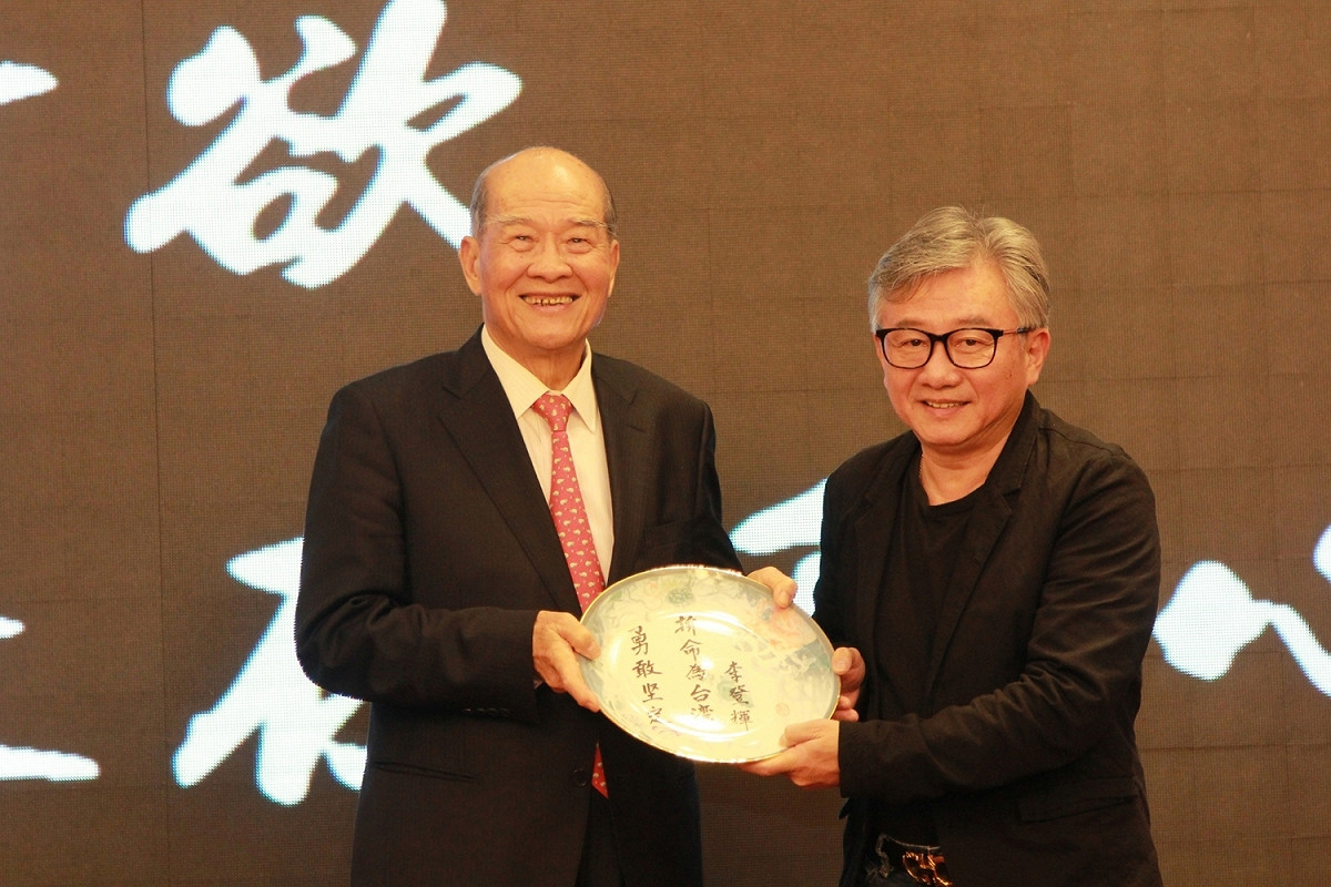 「感念李登輝，民主繼續行」餐會現場，也贈與35名來賓拓印有李登輝親筆書寫「勇敢堅定拚命為台灣」字樣的紀念瓷盤。 圖：周倪安/提供