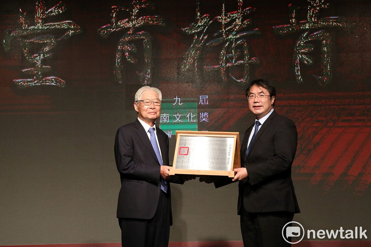 為表彰長年維護、宣揚台灣文化資產、促進台灣與國際城市文化交流的總統府資政黃崑虎的貢獻，台南市政府舉辦第九屆「台南文化獎頒獎典禮」，由台南市長黃偉哲頒獎。 圖：黃博郎／攝