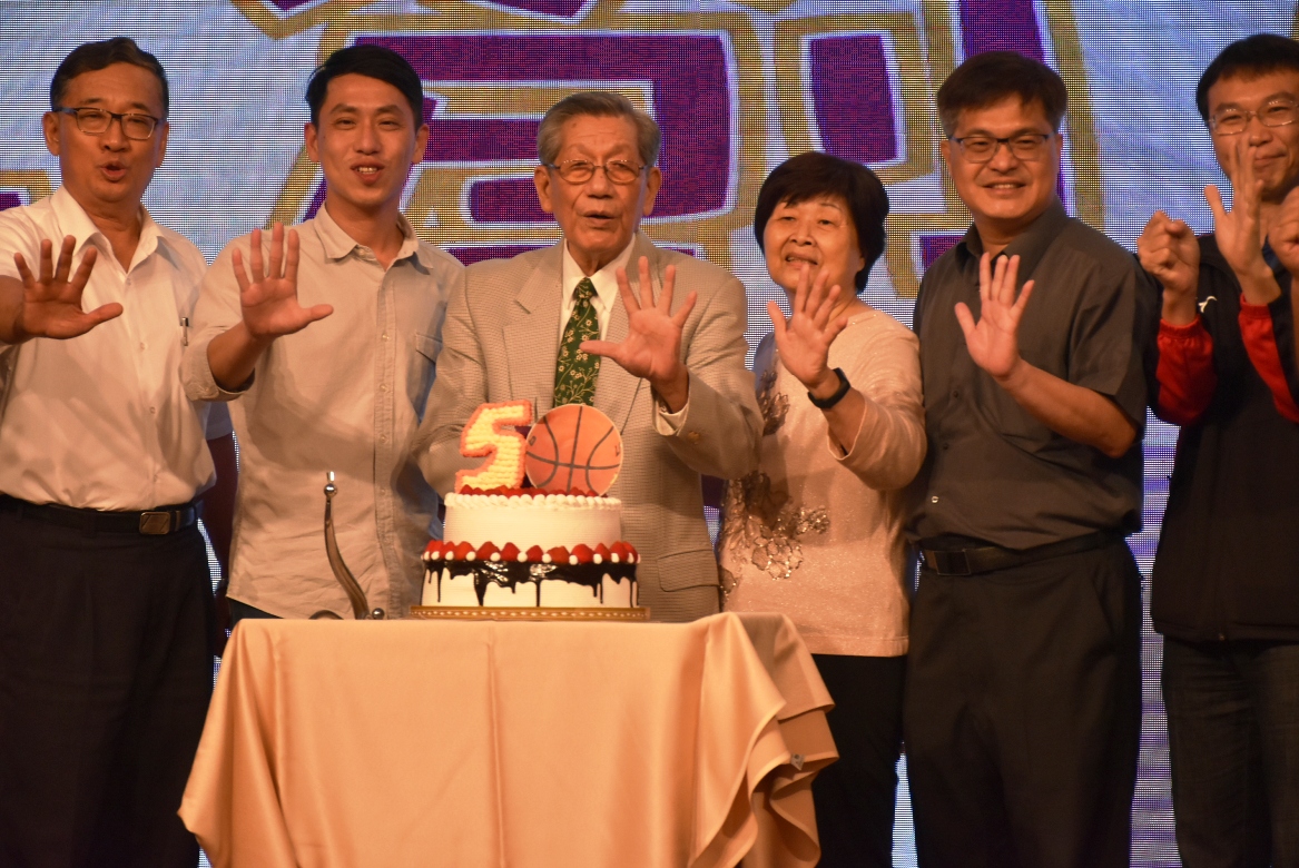 劉錦池(左三）與來賓切蛋糕歡慶七賢籃球50歲生日。 圖：孫家銘/攝