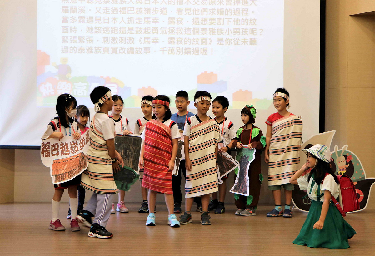140名國小學童將自己創作的故事內容「穿」上身，用走秀的方式在新北市立圖書館舉辦新書發表會，創意效果十足。  圖：王峻昌／攝