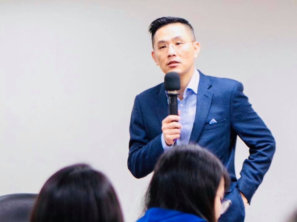 國民黨立法委員陳以信今 (14) 日在臉書發文說，國人施打Moderna疫苗達2,071,572人次（含第二劑），已超過施打AZ疫苗的2,012,489人次（含第二劑），但兩者的死亡通報數卻相差懸殊。 圖：翻攝自陳以信臉書（資料照片）