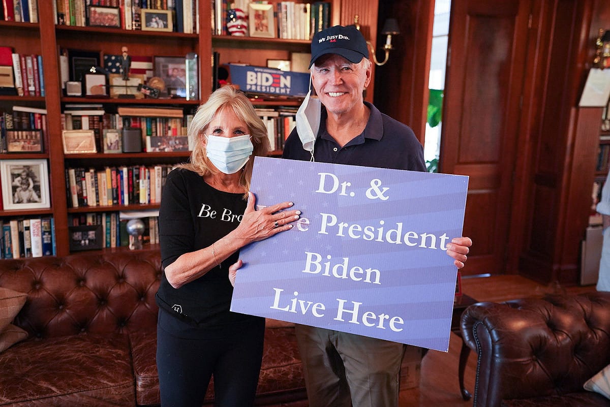 艾普斯頓主張吉兒的學位不是醫學或科學，應該在稱呼自己時去掉「博士（Dr.）」頭銜。 圖：翻攝Jill Biden推特