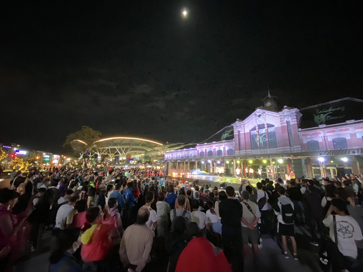 臺中國際舞蹈嘉年華吸引眾多人潮前進舊市區。 圖 : 台中市政府/提供