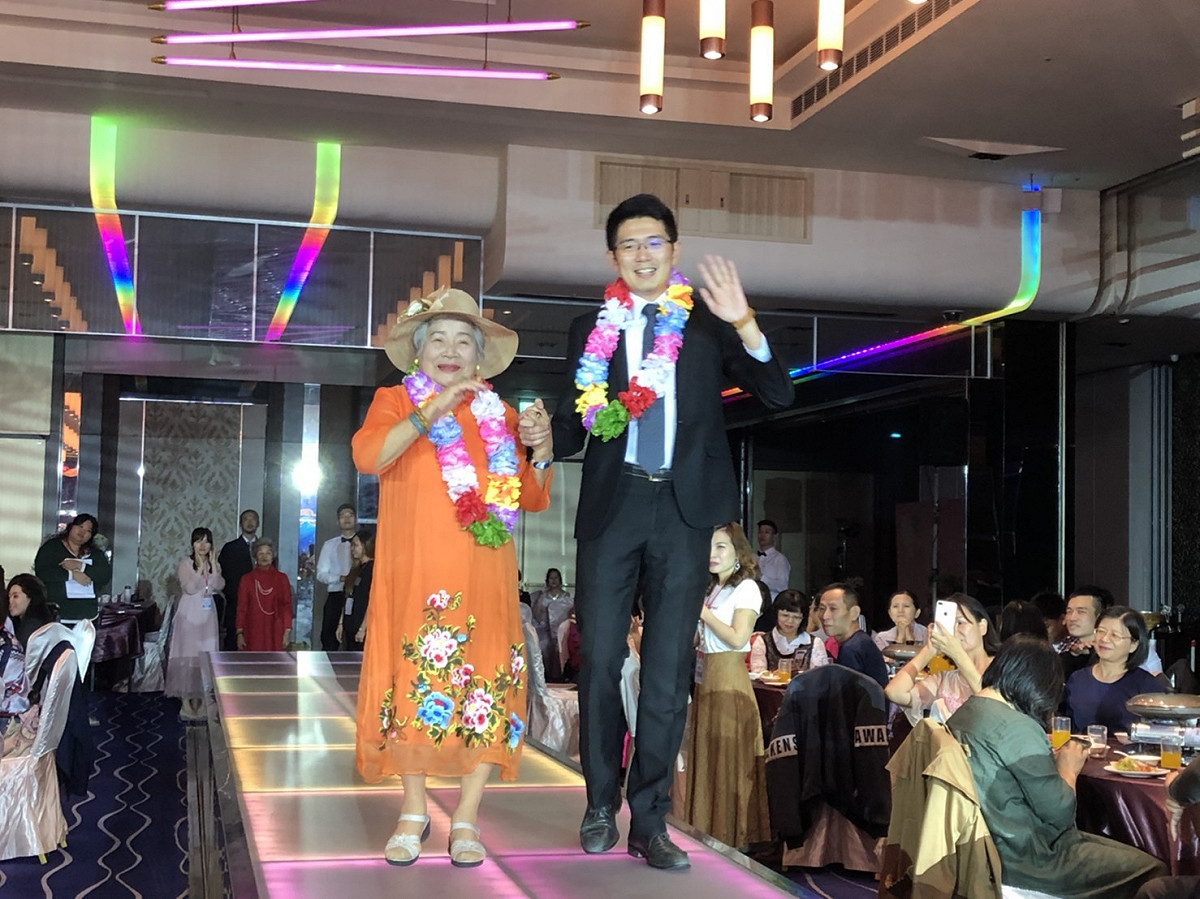 市議員黃守達與90歲的獨居奶奶領銜，帶領年輕人與長輩一同走秀。 黃守達/提供