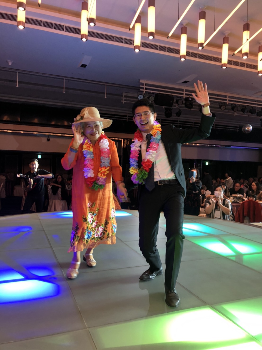 市議員黃守達與90歲的獨居奶奶領銜，帶領年輕人與長輩一同走秀。 黃守達/提供