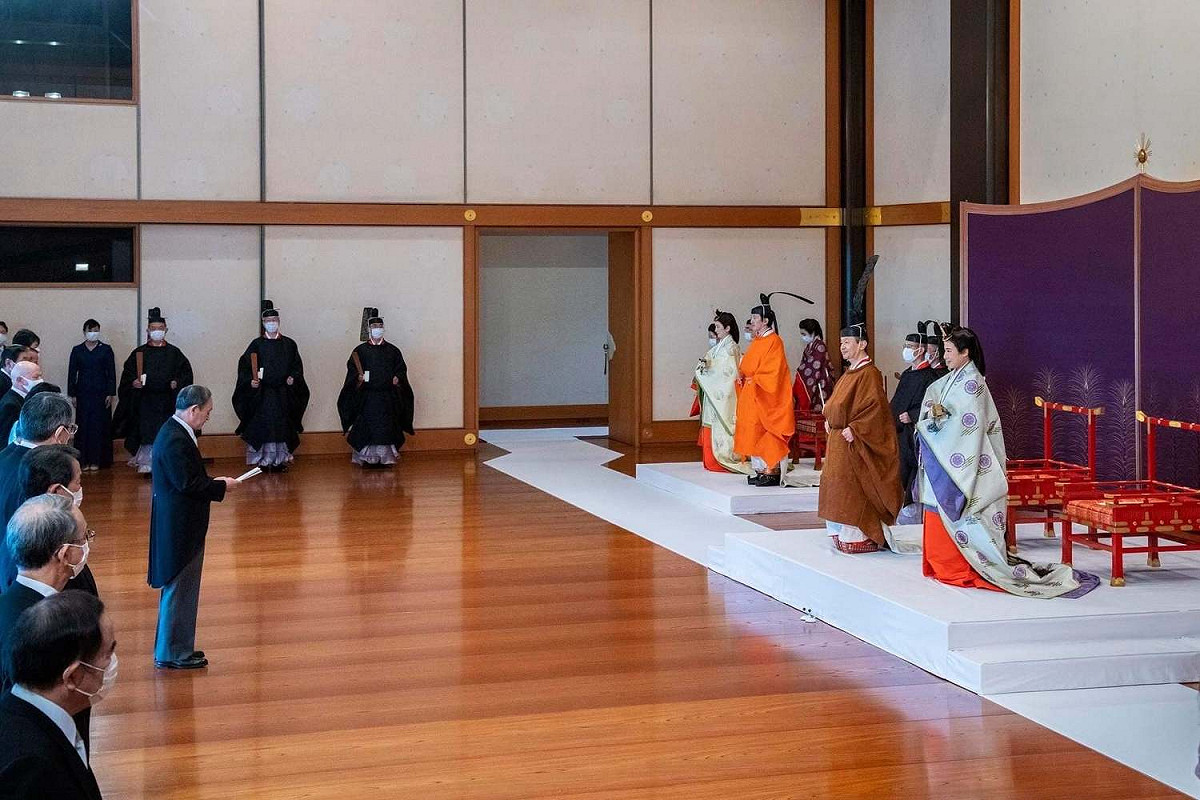 日本天皇德仁（右二）立親弟秋筱宮親王文仁（右三）為皇嗣，日本首相菅義偉（左二）出席觀禮並致詞。 圖：翻攝自日本首相官邸臉書