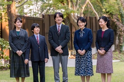 日本皇位第一繼承人秋筱宮親王文仁（中）與王妃紀子（右二）育有2女1子，其中兒子悠仁親王（左二）是皇位第二繼承人。 圖：翻攝自日本宮內廳
