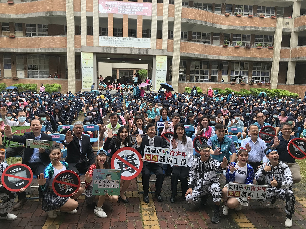 9日上午於青年國中的首演順利落幕，上千位師生共同參與。 圖：紙風車文教基金會／提供