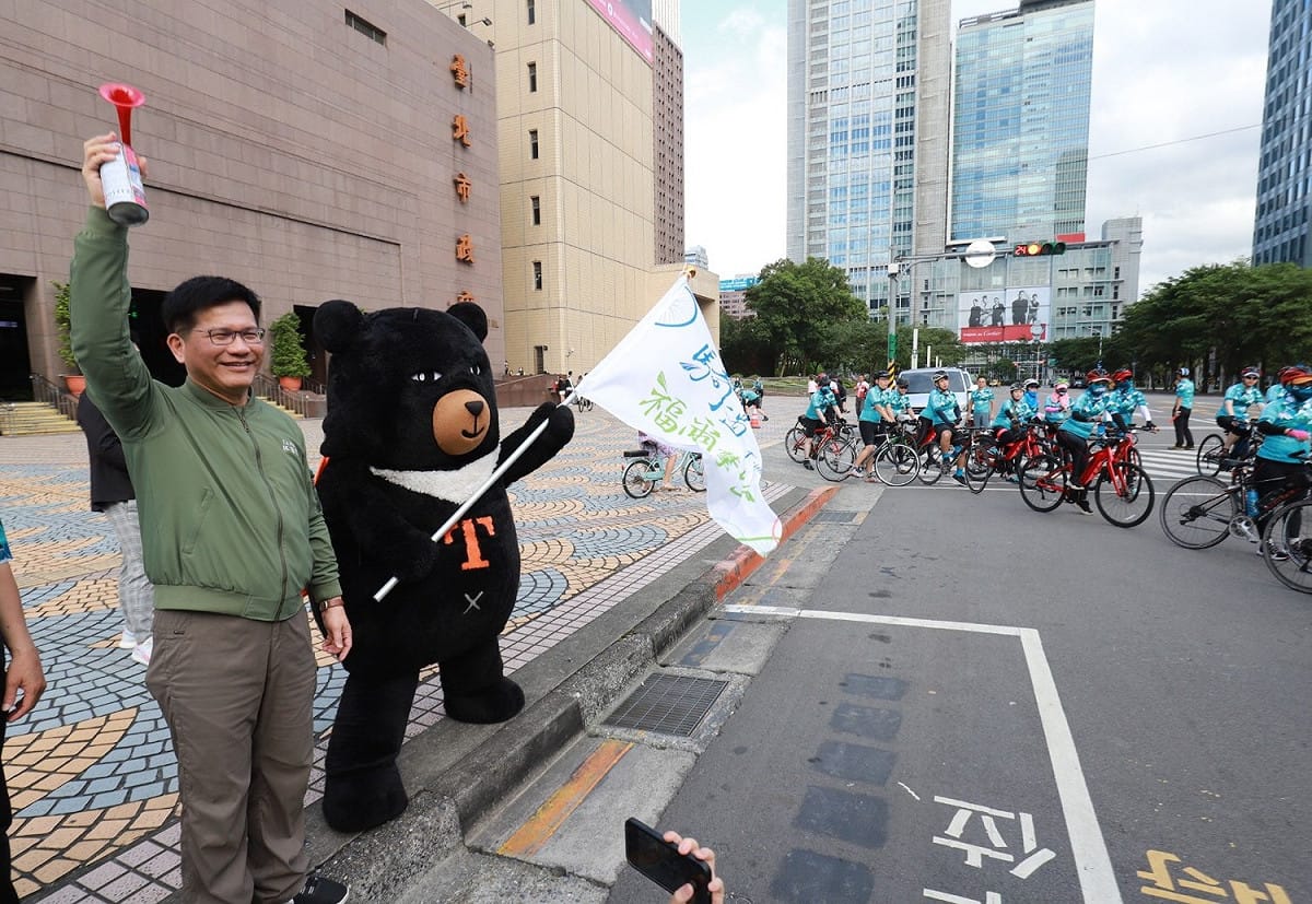 交通部長林佳龍7日出席2021自行車旅遊年活動，表示已有在規劃推出團體旅遊的專案補助。 圖：翻攝自林佳龍臉書