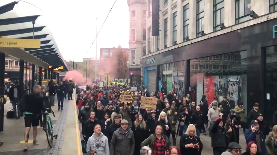英國爆發大規模反封城示威遊行活動。 圖：翻攝自1BJDJ推特