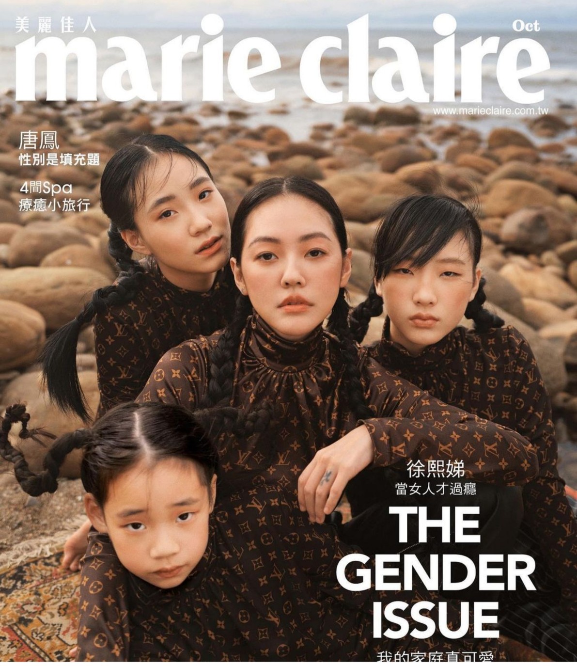 小S（徐熙娣）與自家三名女兒Elly（許曦文）、Lily（許韶恩）、許老三（許曦恩）登上雜誌封面。 圖：翻攝自Lily IG