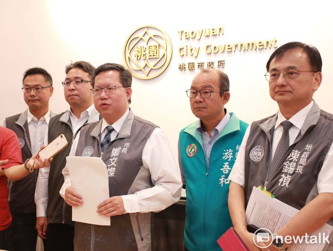 桃市府地政局長陳錫禎(右1)將接任桃園航空城公司董事長。圖為陳錫禎於今年6月陪同市長鄭文燦說明航空城計畫徵收辦法。 圖：林昀真/攝