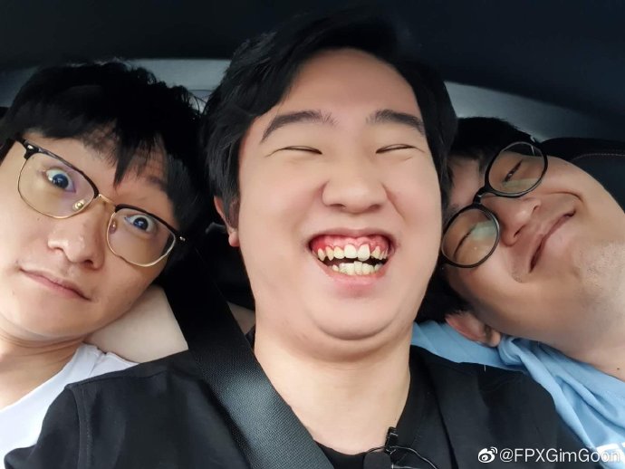 FPX 上路選手 GimGoon 表示將會與 Khan 一同返韓（左至右分別為Tian、Khan、GimGoon） 圖：翻攝自 GimGoon 微博