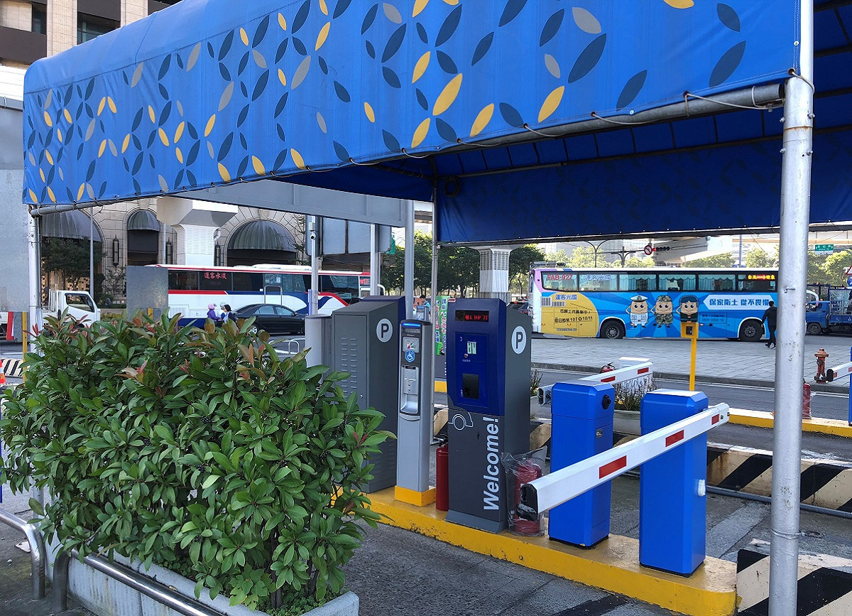 板橋火車站旁的特專三機車停車場於新北歡樂耶誕城活動期間，暫停使用悠遊卡進出場，假日並改以入口處人工收費。 圖：新北市政府交通局／提供