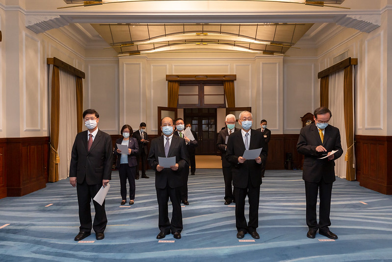 宣誓人員包含懲戒法院院長李伯道、陸委會副主任委員吳美紅、公務人員保障暨培訓委員會副主任委員呂建德等人。 圖：總統府／提供