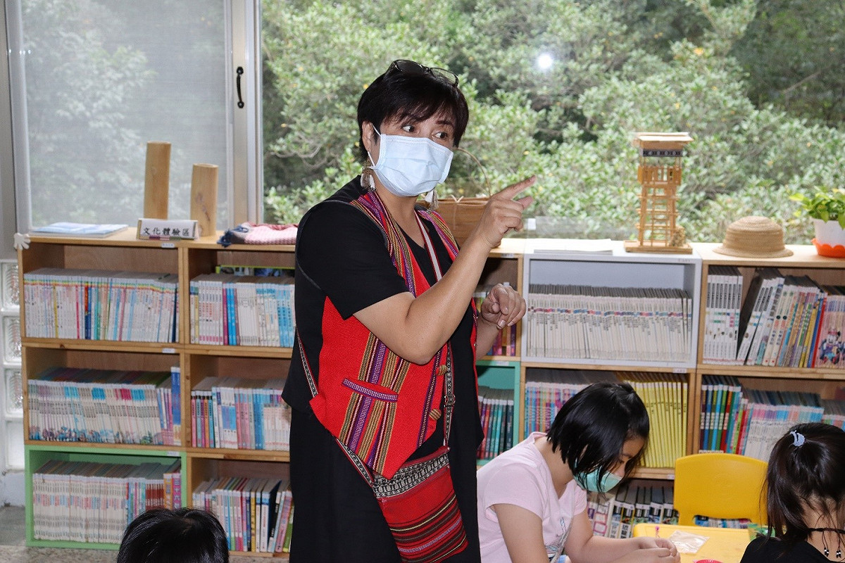 沈美露老師現場指導大家如何做出完美的原住民族串珠手鍊。  圖：新北市原民局提供