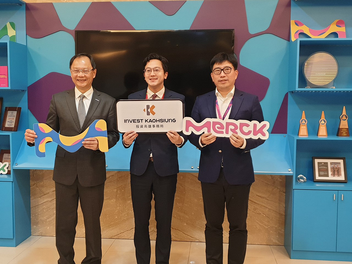 德國半導體材料大廠默克（MERCK）將加碼投資高雄，高雄市經發局表示，將盡力提供協助。圖為高雄經發局長廖泰翔（圖中）、台灣默克集團董事長謝志宏（圖左）與默克特用材料事業體表面應用科技全球副總裁李俊龍（圖右）合影。 圖：高雄經發局／提供
