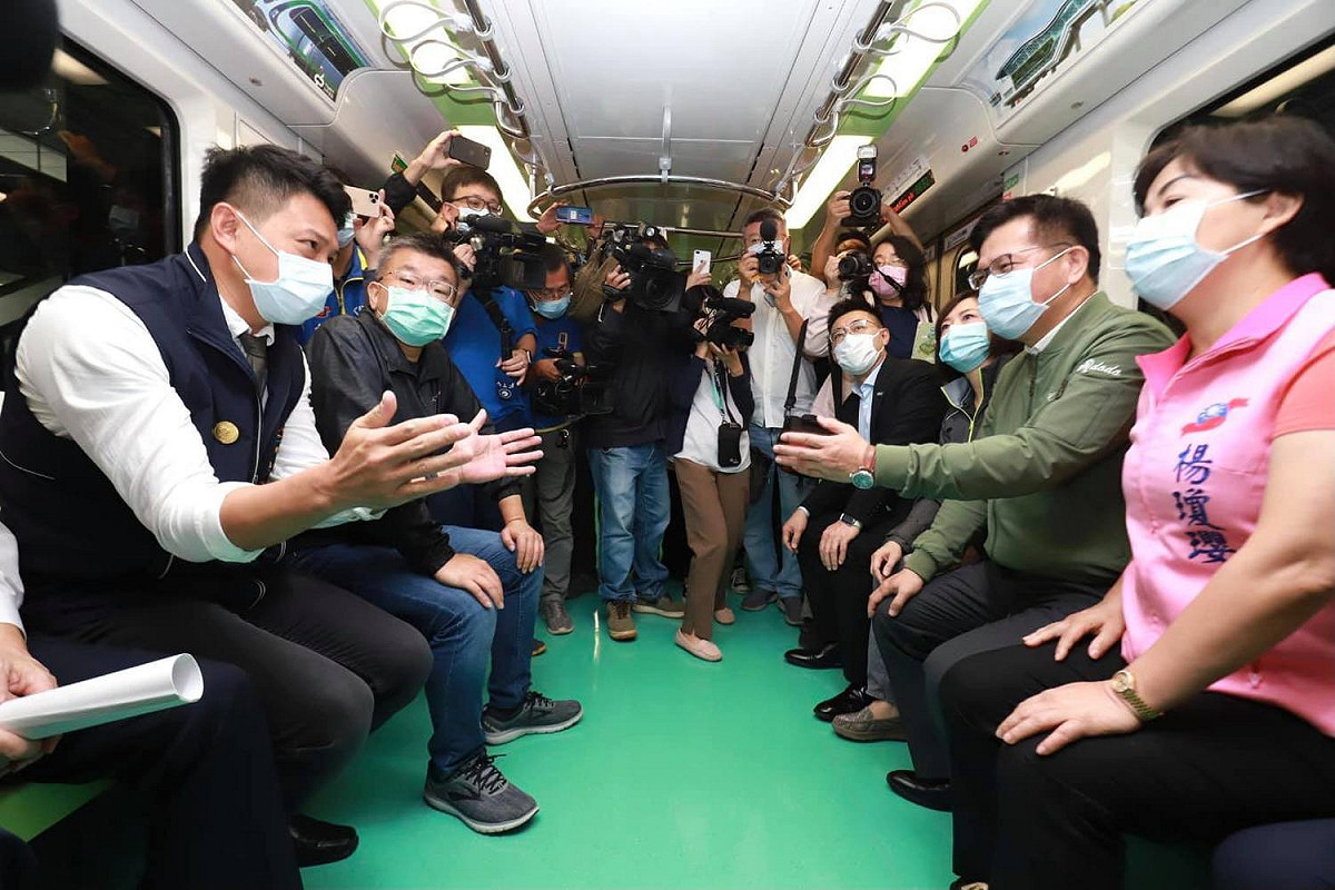 交通部長(圖右2)今考察台中捷運綠線，現場批准試營運，接下來交由市府宣布日期，預計將在年底前通車。 圖：翻攝自林佳龍臉書