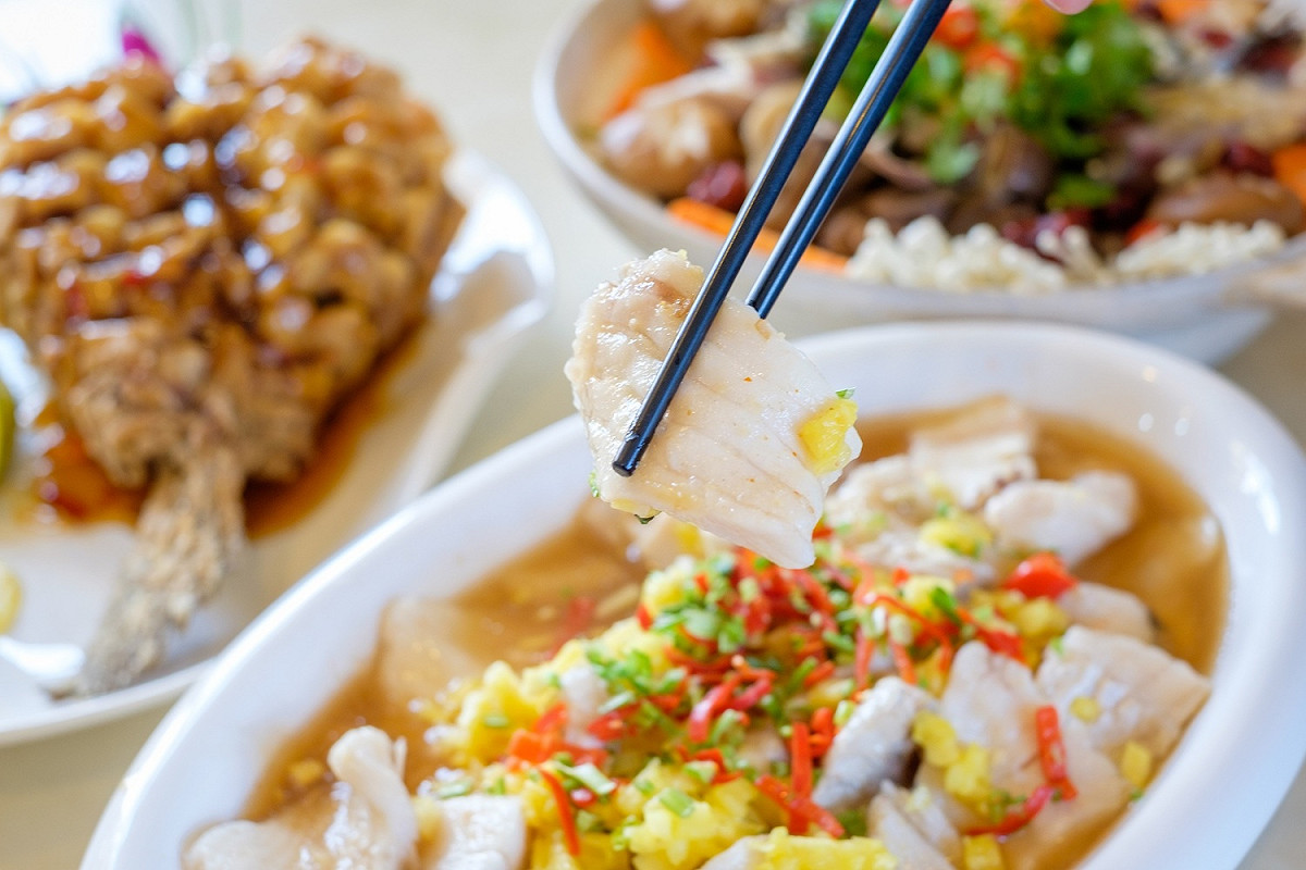 石門活魚是桃園限定的特色料理，料理方式從早期3吃到現在已發展超過有百種吃法。 圖：桃園市政府觀旅局/提供