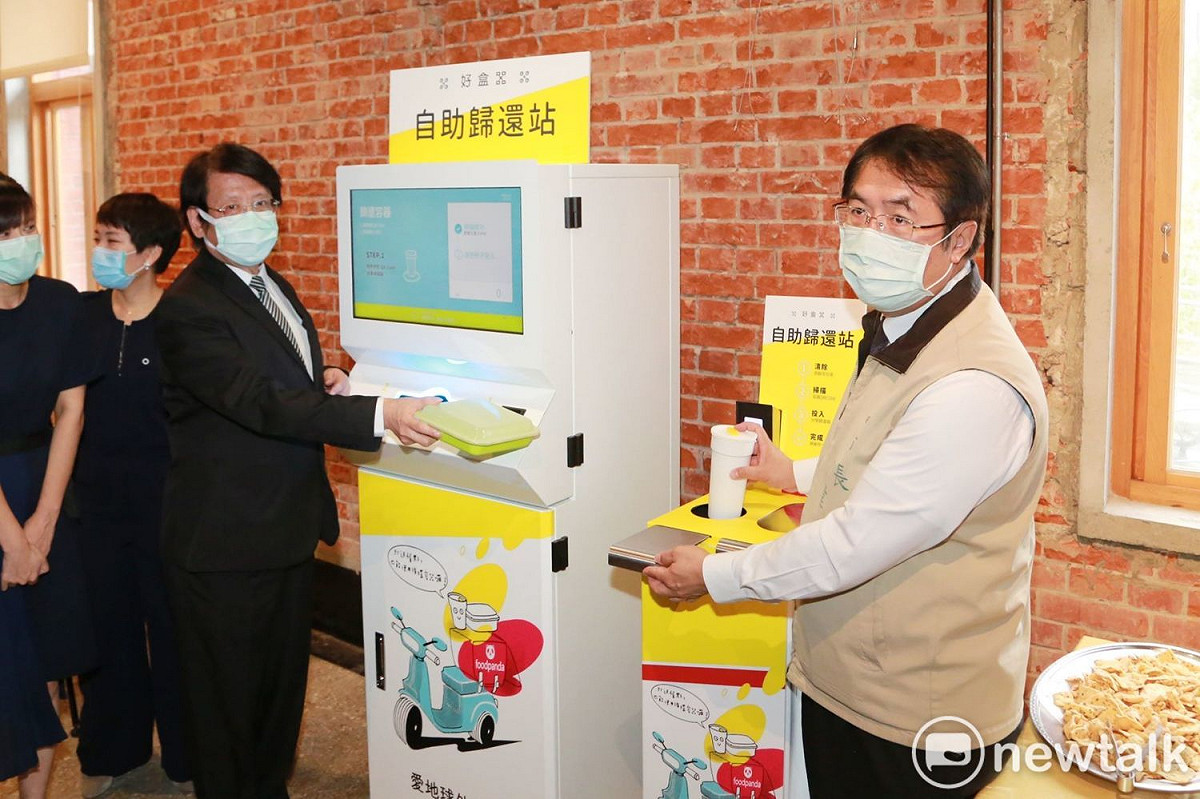 台南市長黃偉哲與環保署副署長蔡鴻德今日主持啓動儀式，並宣布即日起至明年1月4日結合美食外送平台foodpanda、循環容器供應業者、餐飲業者、便利超商等在台南市試辦全台首推餐飲環保外送服務， 圖：黃博郎／攝