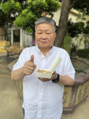 雲林縣林姓碗粿業者誤標促銷活動，但為教育女兒守信，決定賠錢賣碗粿。大甲鎮瀾宮董事長顏清標相當肯定林父的教育方式。下訂逾百碗碗糕。 圖/中央社