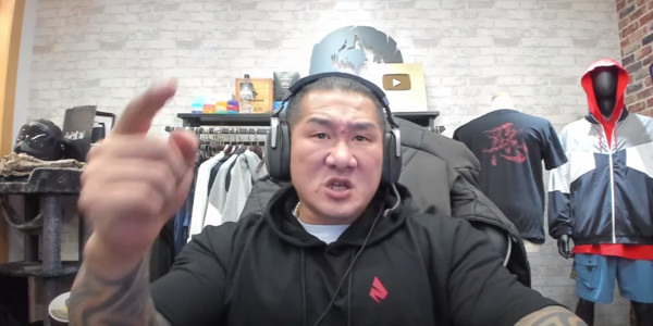 館長點名徐國勇找時間在直播進行辯論，辯論這段時間內政部長到底做了些什麼。 圖：翻攝館長直播影片（資料照片）