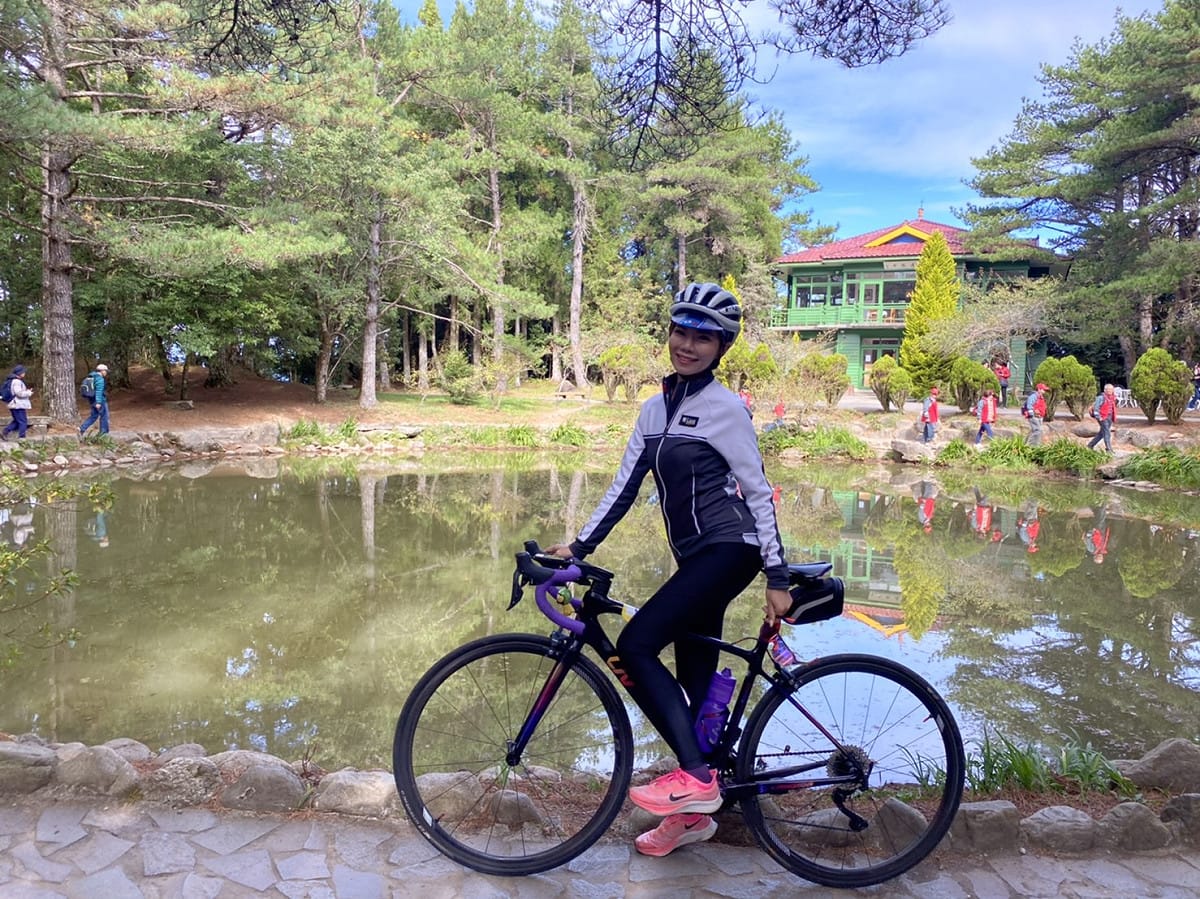 單車旅遊達人夏美領騎，最後一站騎上海拔2600公尺的福壽山農場天池探秘。 圖：參山處/提供