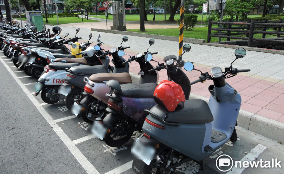 環保署今年推動機車汰舊換新補助，給予七期燃油車和電動機車相同補助金額。 圖：林昀真／翻攝