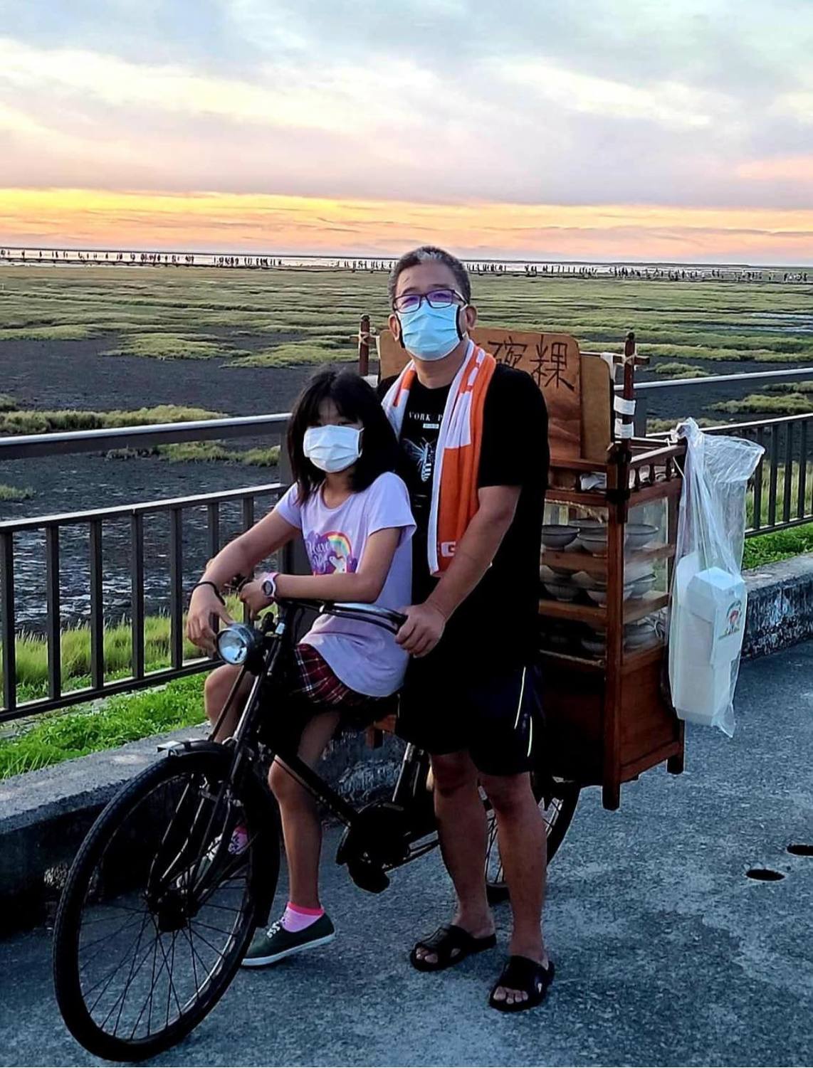 雲林縣林姓碗粿業者誤標促銷活動，但為教育女兒守信，決定賠錢賣碗粿。 圖：取自顏清標臉書