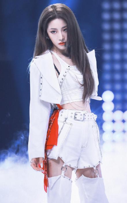 中國女星喻言從《青春有你2》以第4名高票出道，成為女團THE9的一員。 圖：翻攝自易燃易倒灌微博