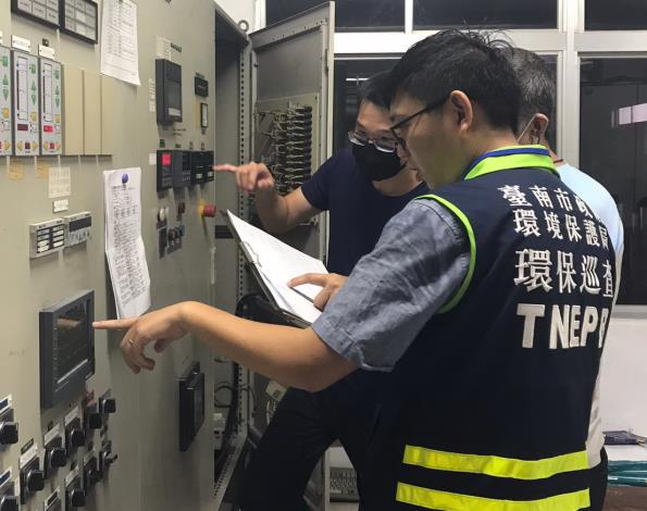 南市環保局查核工廠空污排放申報。 圖：台南市環保局／提供