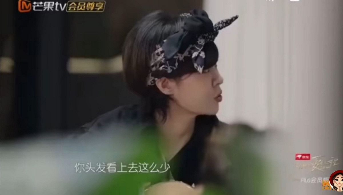 郁可唯嗆道：「你頭髮看上去那麼少，還有假髮片？」 圖：翻攝自圈內星探微博