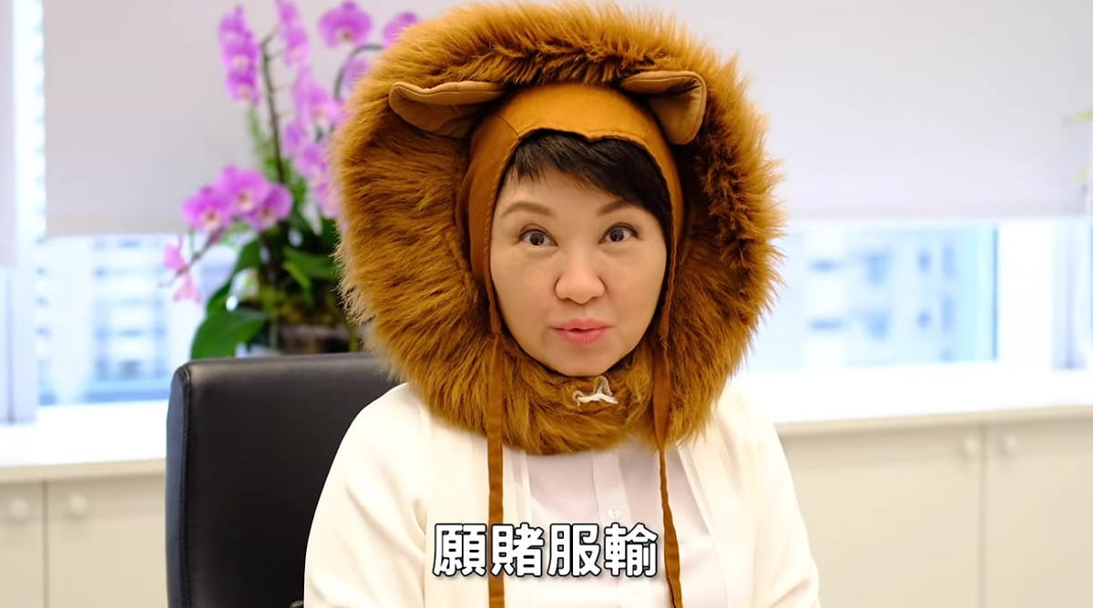 台中市長盧秀燕願賭服輸，戴獅子頭套跑行程。 取自盧秀燕臉書