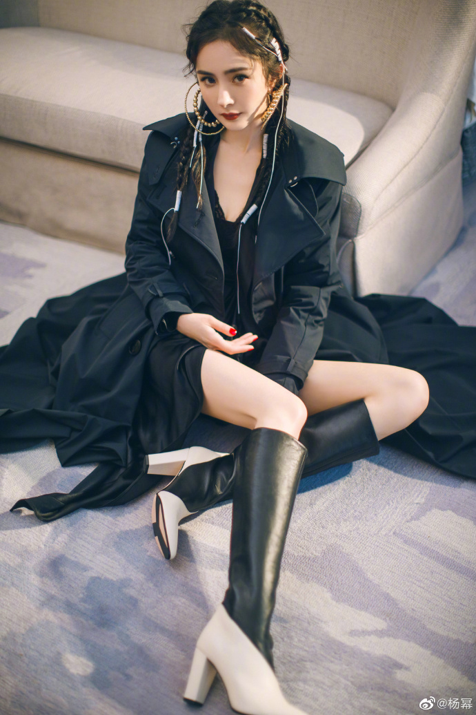 楊冪有著精緻臉蛋與火辣身材，是許多人心目中的女神。 圖：翻攝自楊冪微博