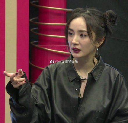 楊冪現身直播間，生圖下照樣美貌，一身黑既酷又甜美。 圖：翻攝自一線明星娛樂微博