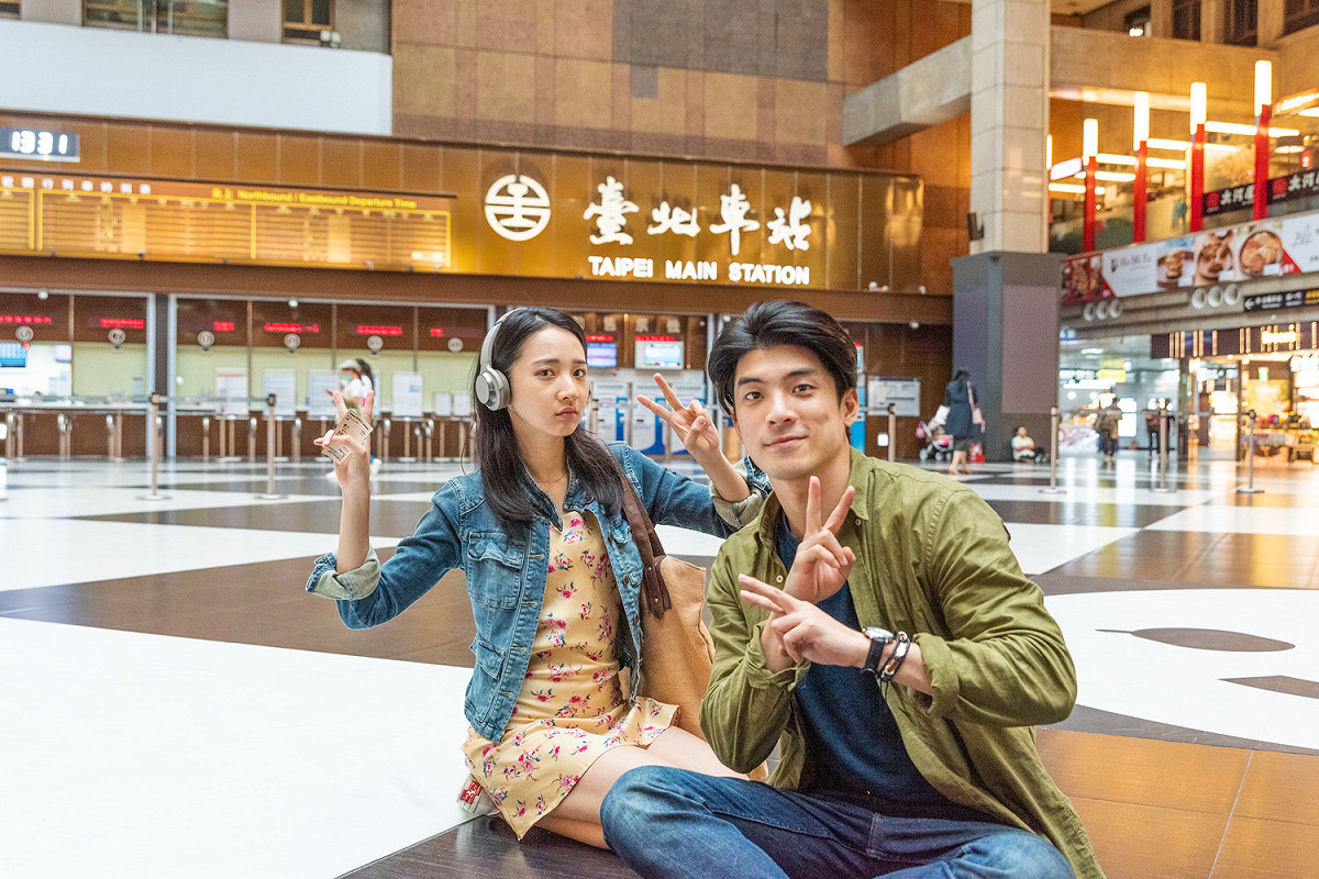 今年金鐘獎最具潛力新人李沐(左)與《我們與惡的距離》林哲熹(右)共同演出電影《青春弒戀》，兩人在拍攝場景台北車站席地而坐。 圖：電影《青春弒戀》/提供