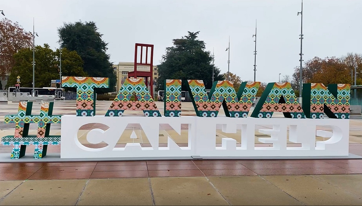 駐日內瓦代表處在聯合國歐洲總部(UNOG)所在地萬國宮（Palace of Nations）前的三腳椅廣場，擺設富有台灣防疫精神「＃TaiwanCanHelp」的裝置藝術。 圖/駐日內瓦代表處臉書（Taiwan in Geneva）