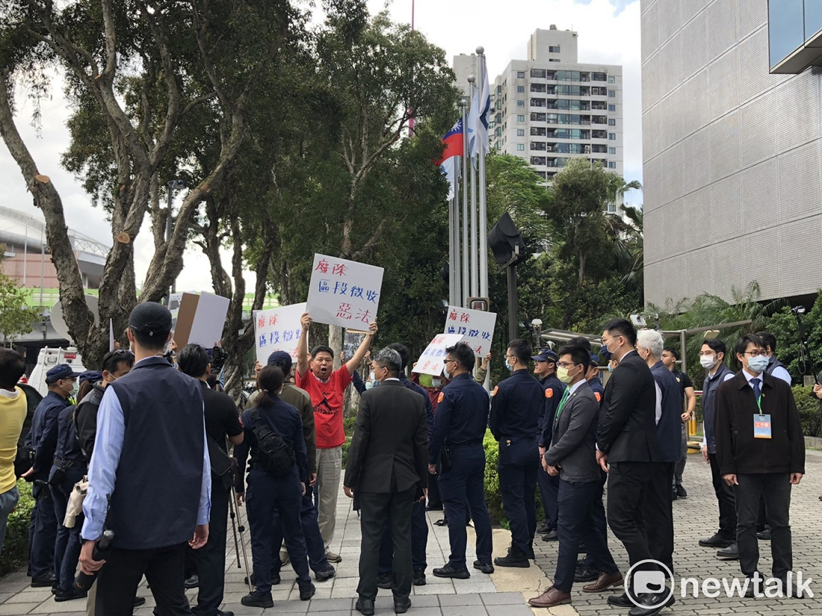 政大地政系教授徐世榮率陳情民眾抗議。 圖：謝莉慧/攝