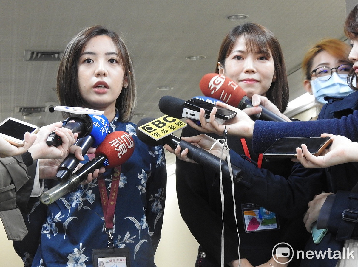 陳君瑋律師表示，小草捐款是基於認同理念，不是為了給民眾黨賺回扣，「政治獻金需有專戶，也沒有回扣」，陳智菡（右）、許甫、黃瀞瑩（左）、吳怡萱4人恐證人轉被告。 圖：周煊惠 ／攝（資料照）
