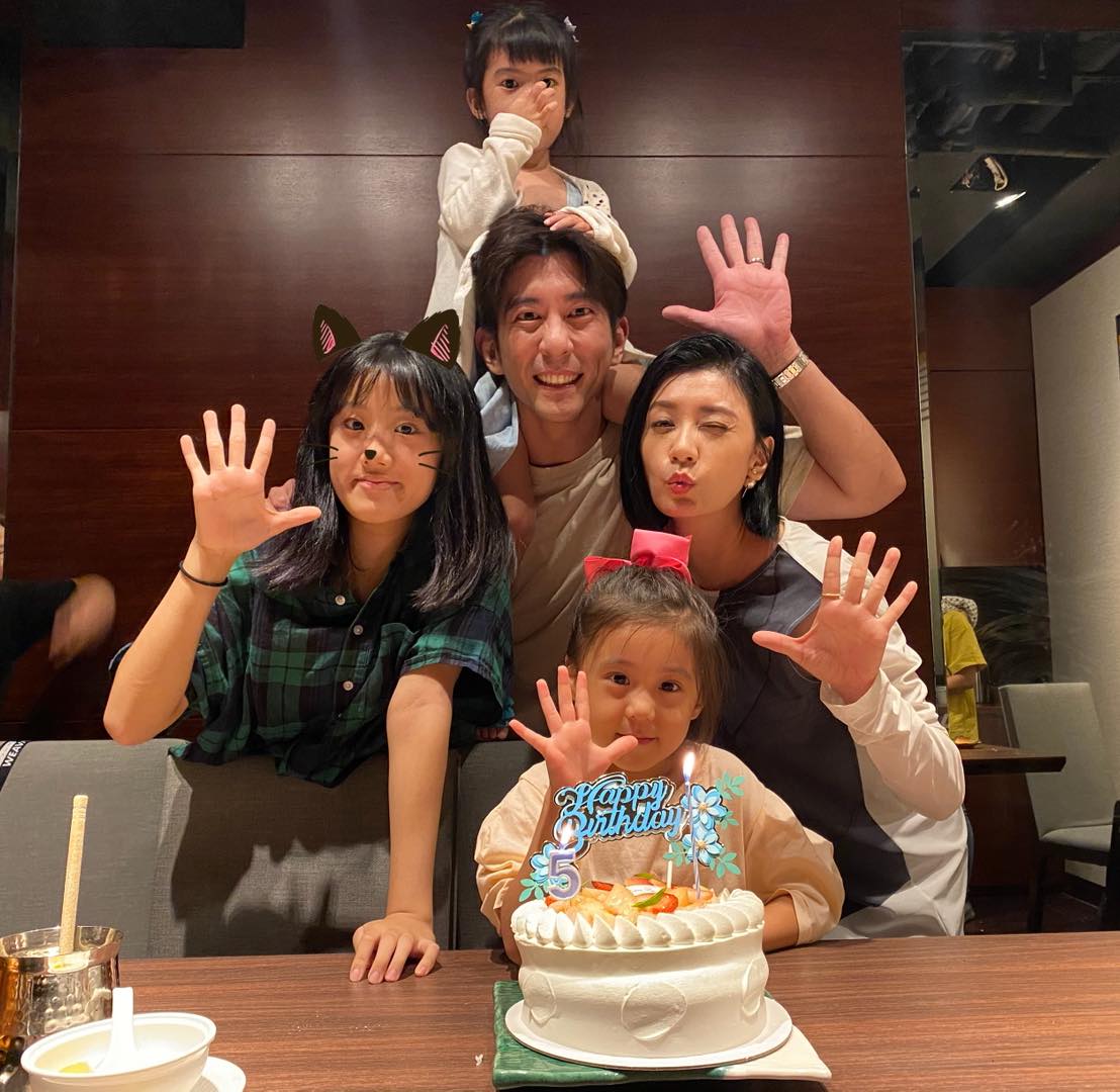 賈靜雯二婚修杰楷後，陸續生下2個女兒咘咘、Bo妞，加上與前夫所生的大女兒梧桐妹（Angel），一家人關係融洽。 圖：翻攝自賈靜雯臉書