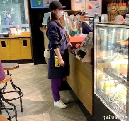 劉詩詩於櫃檯前點餐。 圖：翻攝自新浪娛樂微博