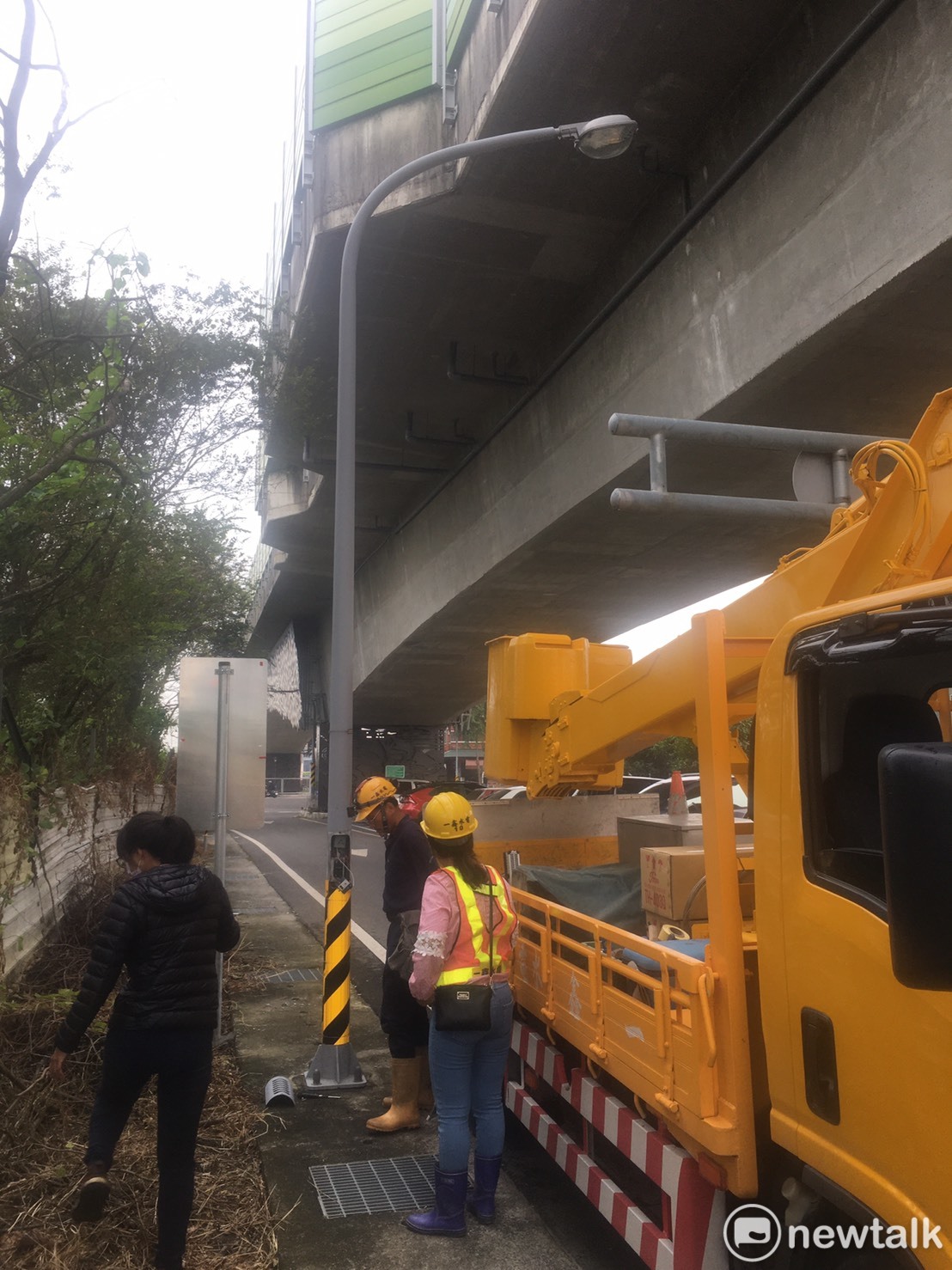 市府統合成立「臺南市原6區路燈1999通報群組」及「臺南市31區路燈維修通報」群組，一旦接獲通報，立即啟動維護機制，民眾若要通報路燈相關問題，只要撥打1999，服務馬上到。 圖：台南市政府/提供