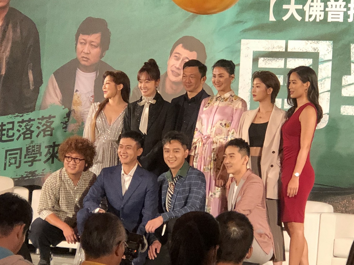 電影《同學麥娜絲》在探討生、死與性慾的一部兼具深度與娛樂的電影，除主要4位男演員外，還有鄭宇彤(後右起)、朱芷瑩、洪小鈴、王彩樺(左起)、潘慧如。 圖：楊瑾錚/攝
