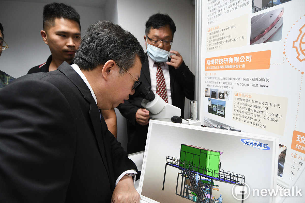 桃市府舉辦「地方產業創新研發推動計畫(地方型SBIR)」成果發表會，展示地方中小企夜創新年度研發成果。 圖：林昀真/攝