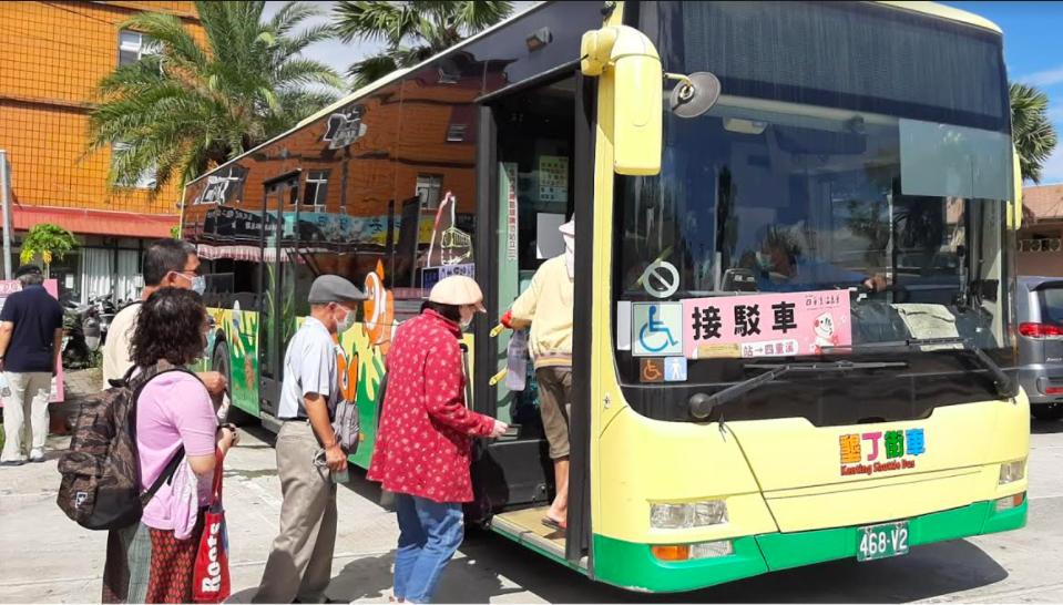 民眾搭乘接駁車。 圖：屏東縣政府／提供