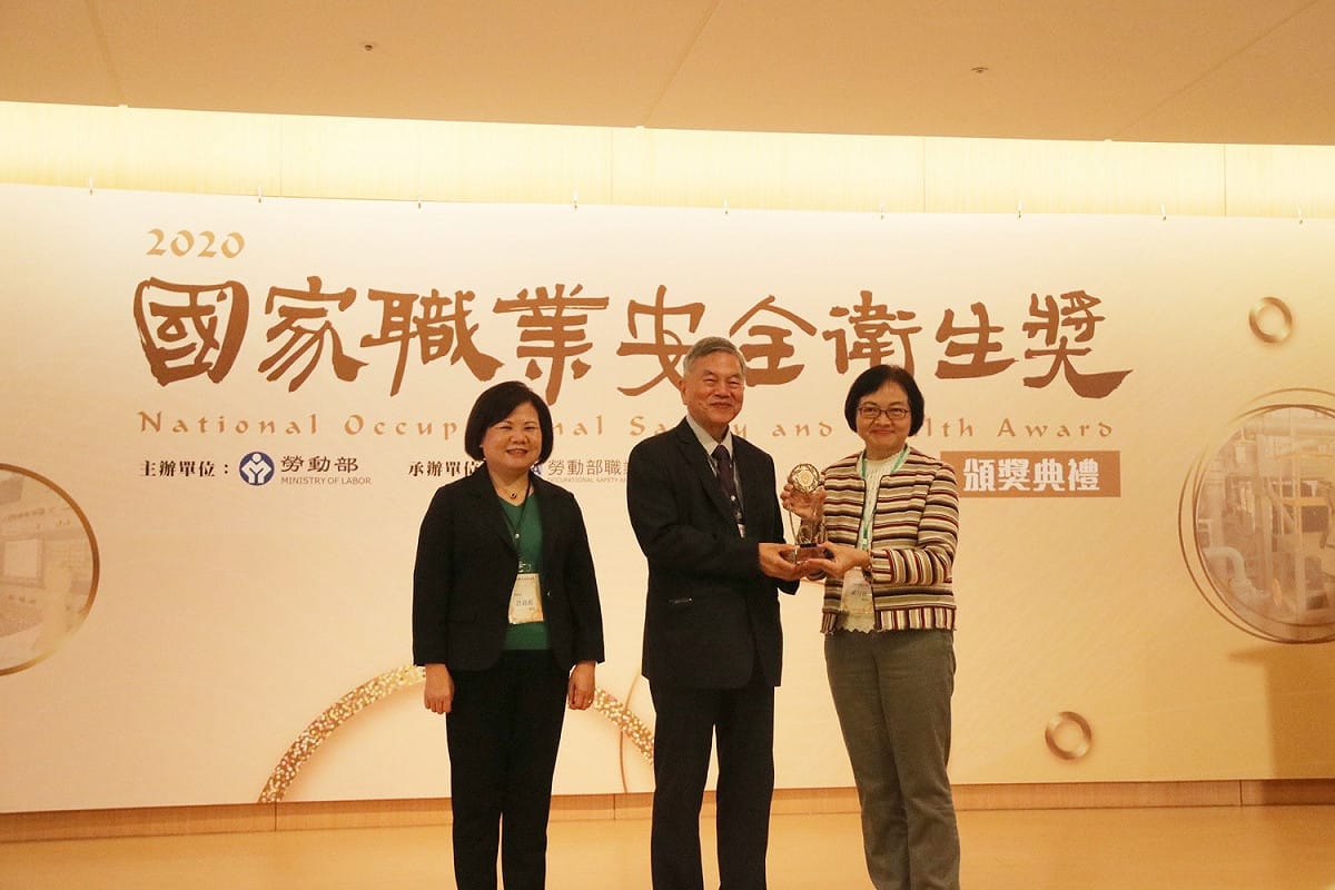 弘光科大校長黃月桂(右)從行政院副院長沈榮津(左)手中領取國家職業安全衛生獎。 弘光科大/提供