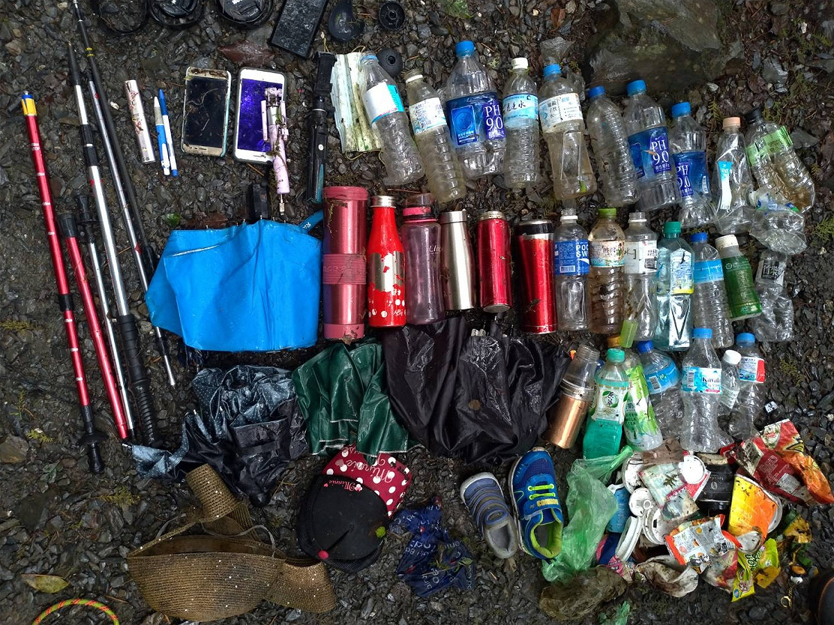 宜蘭11名國中生在教練陪同下於見晴懷古步道進行淨山，並拾獲大量人為垃圾。 圖：羅東林管處／提供