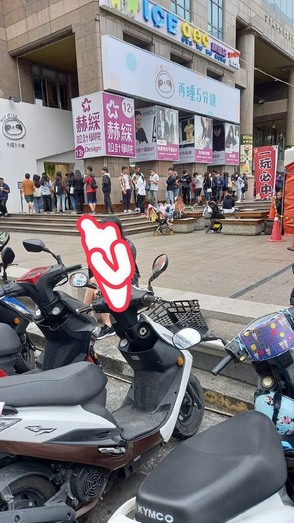 網友在網路上表示手搖店排隊人潮佔據自己原本臨時吃飯的地方。 圖：翻攝自Dcard