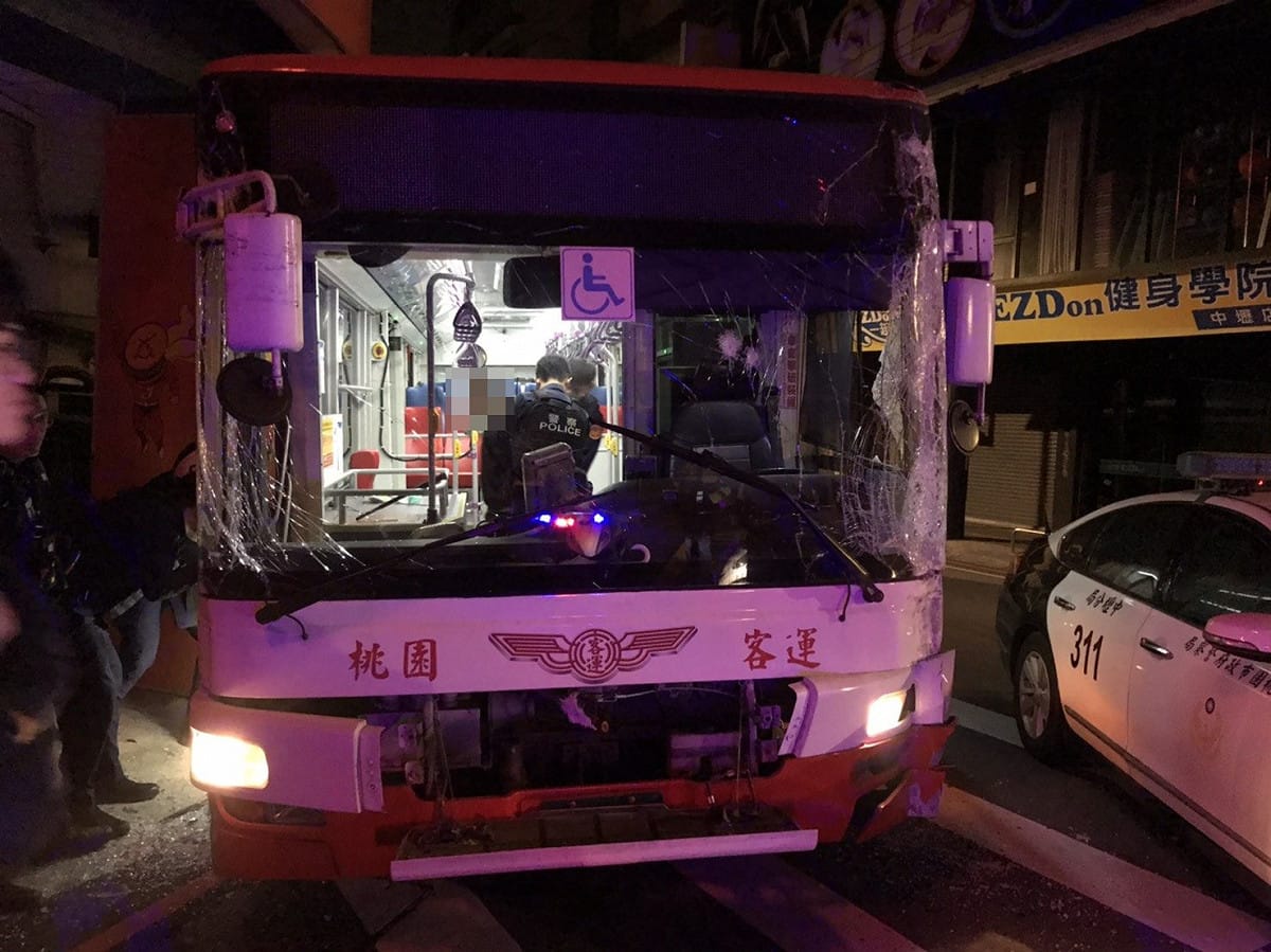 警方破門上公車將偷開車又堅不開門配合的的蔡男逮捕。 圖：林昀真／翻攝