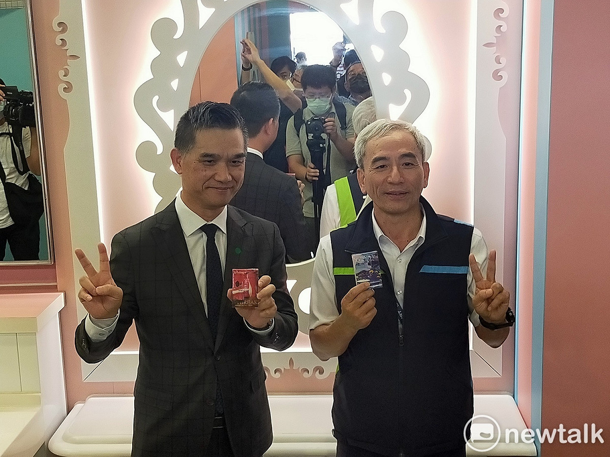 中捷董事長林志盈與中友經理簡聰政為五星級女廁開箱。 唐復年/攝